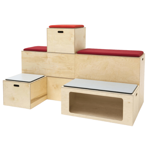 On y voit une estrade design rouge et grise