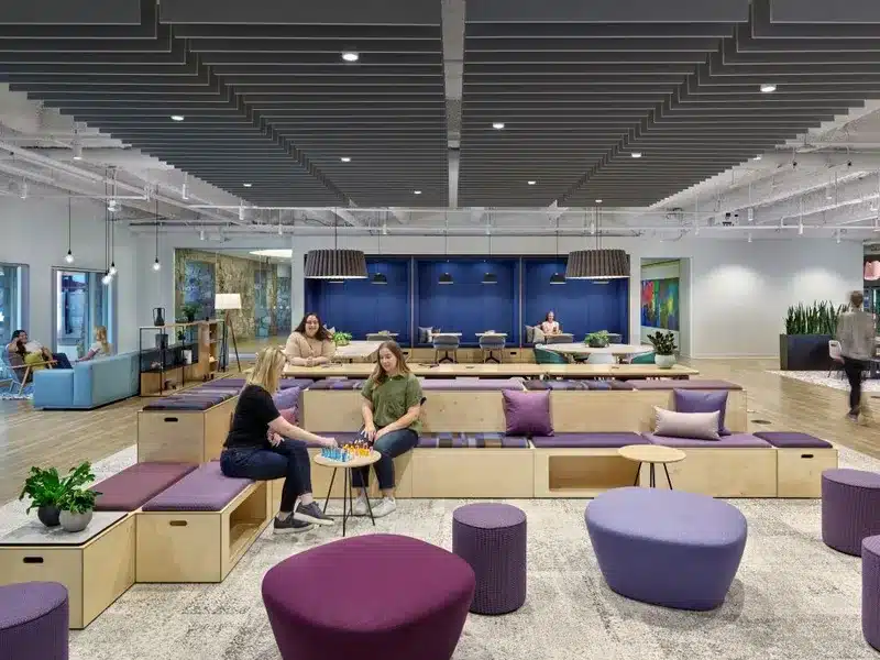 On y voit une estrade design dans un intérieur professionnel