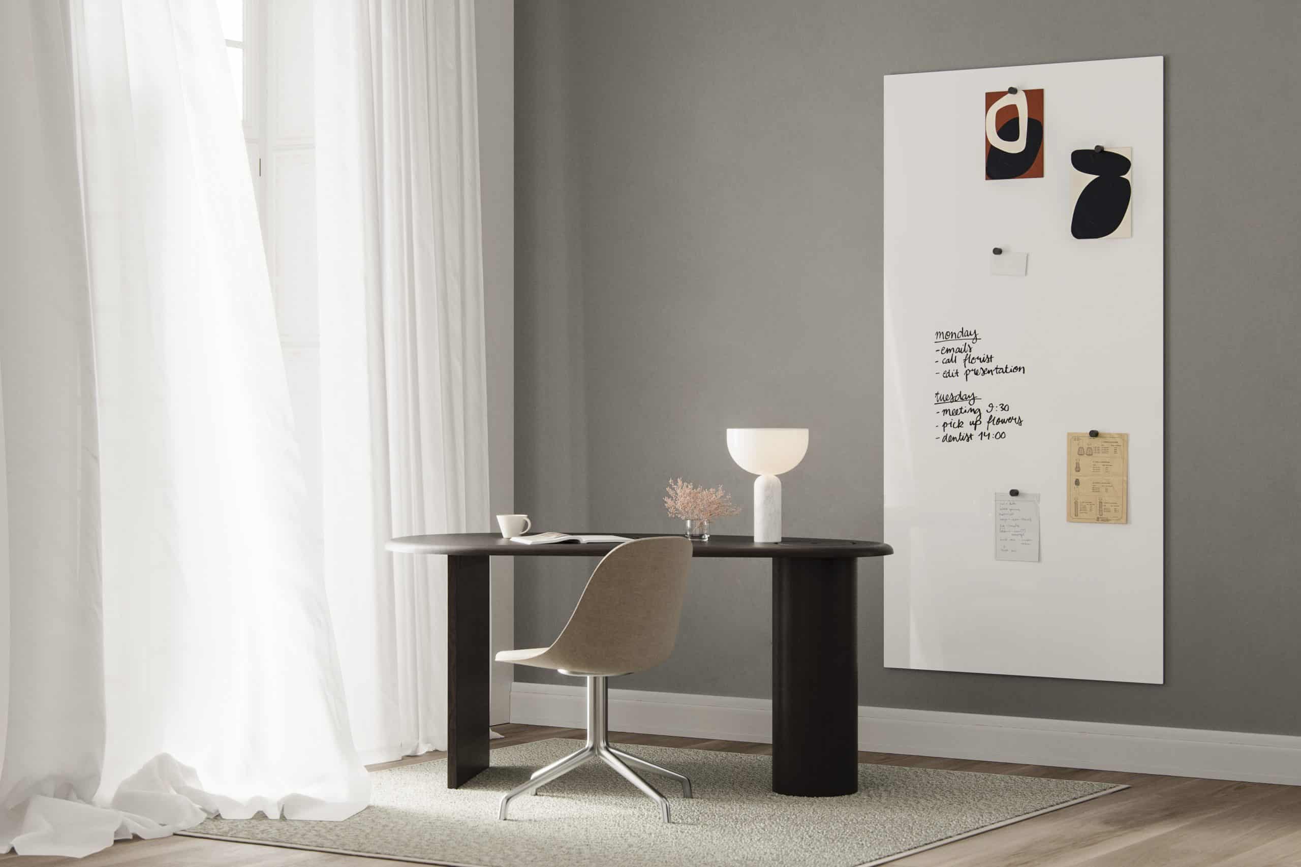 On y voit un tableau blanc design dans un intérieur professionnel