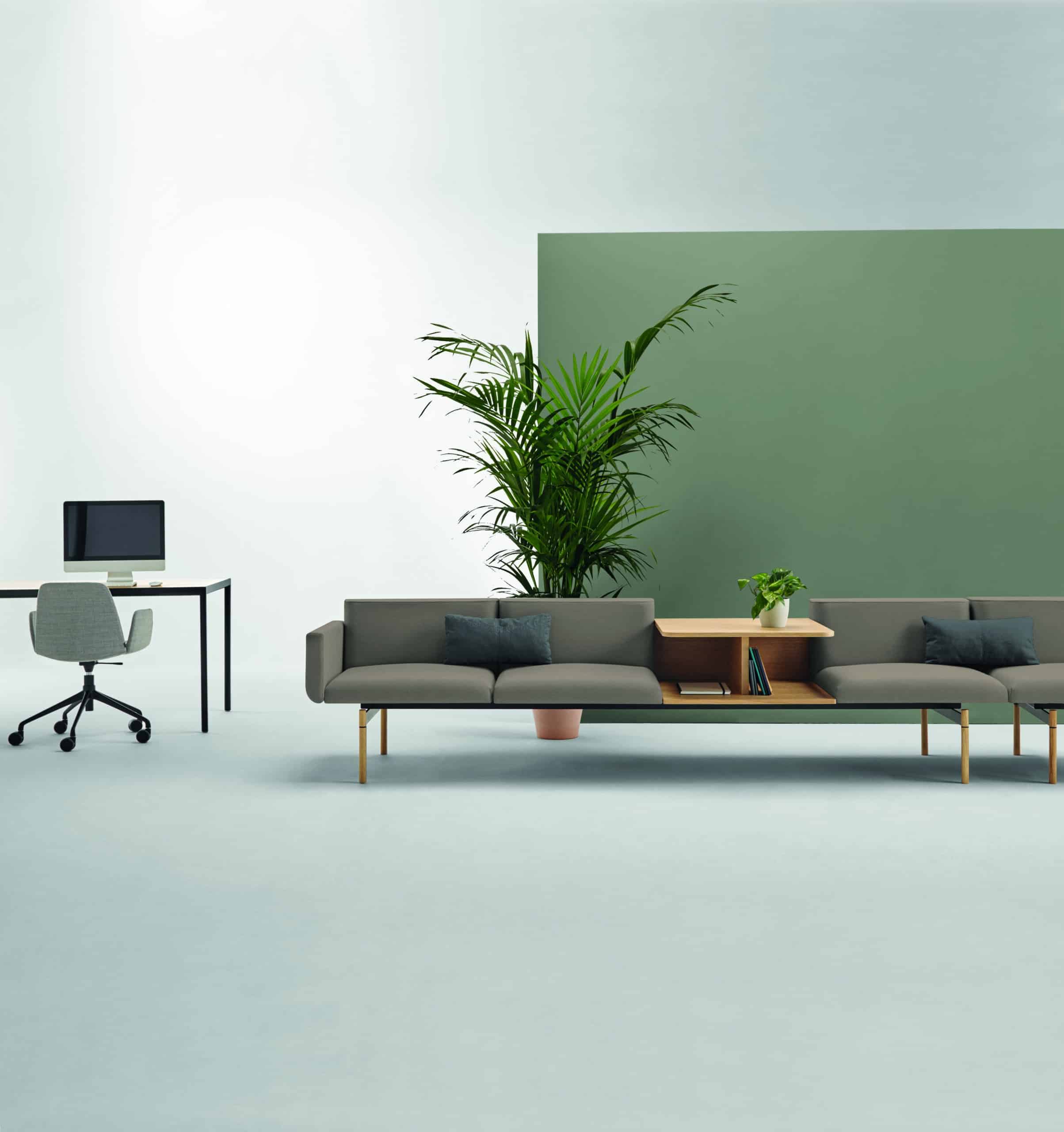 On y voit un fauteuil lounge design dans un intérieur professionnelle