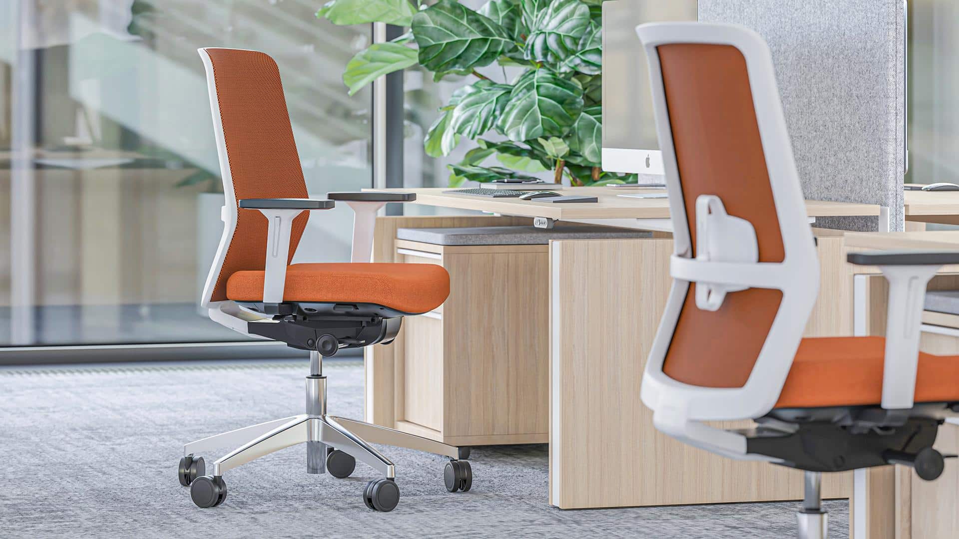 On y voit un intérieur design avec deux fauteuils de bureau ergonomique design blanc et orange