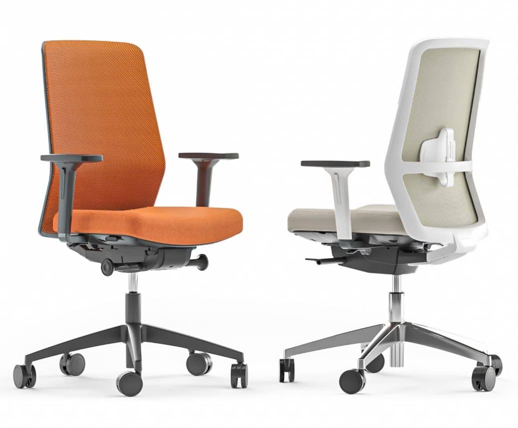 On y voit deux fauteuils de bureau ergonomique orange et gris