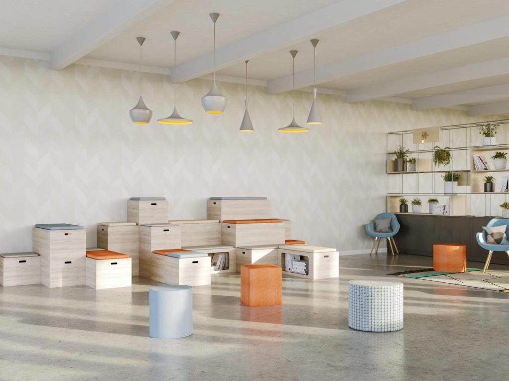 On y voit une estrade design dans un intérieur professionnel