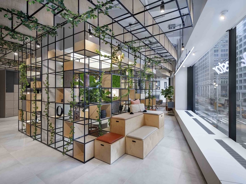 On y voit une estrade design dans un intérieur professionnel