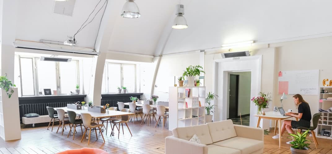 On y voit un intérieur design d'un espace de coliving