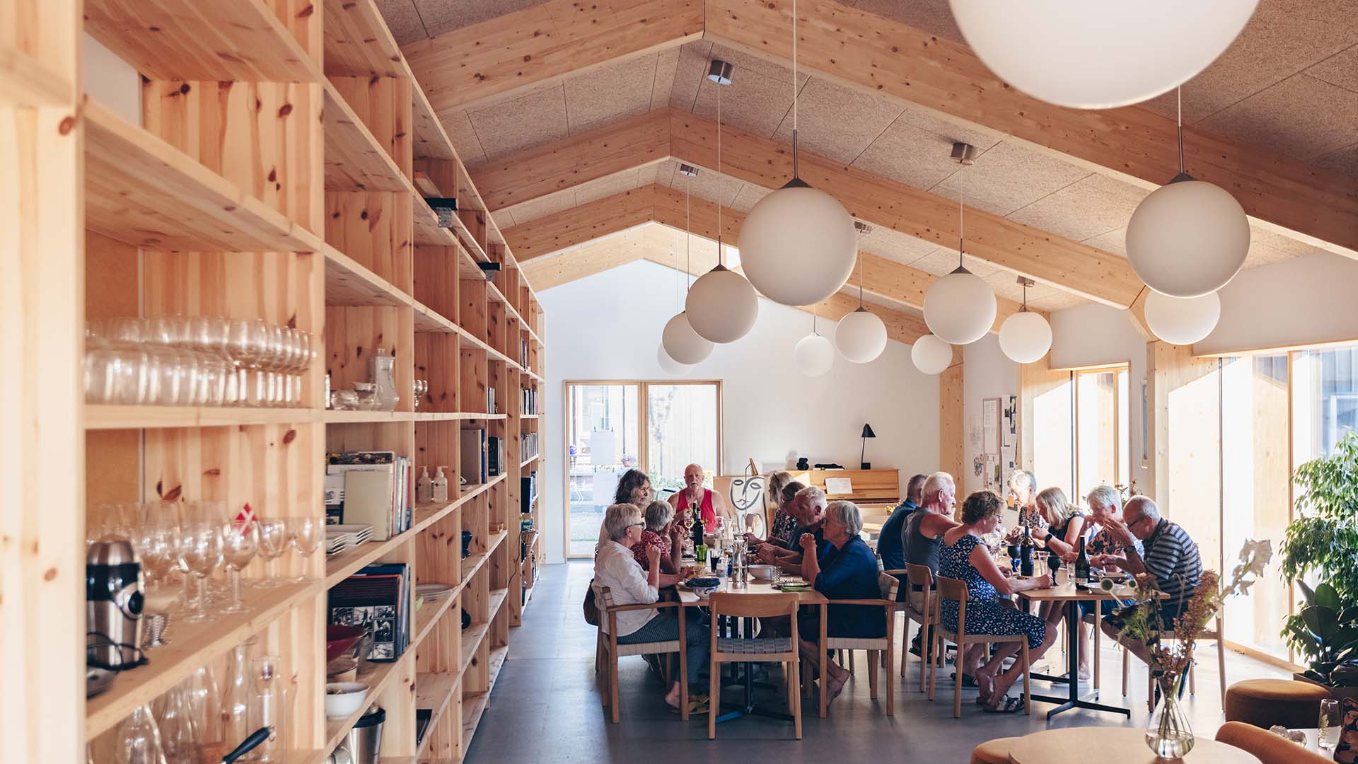 On y voit un intérieur de coliving adapté pour les séniors