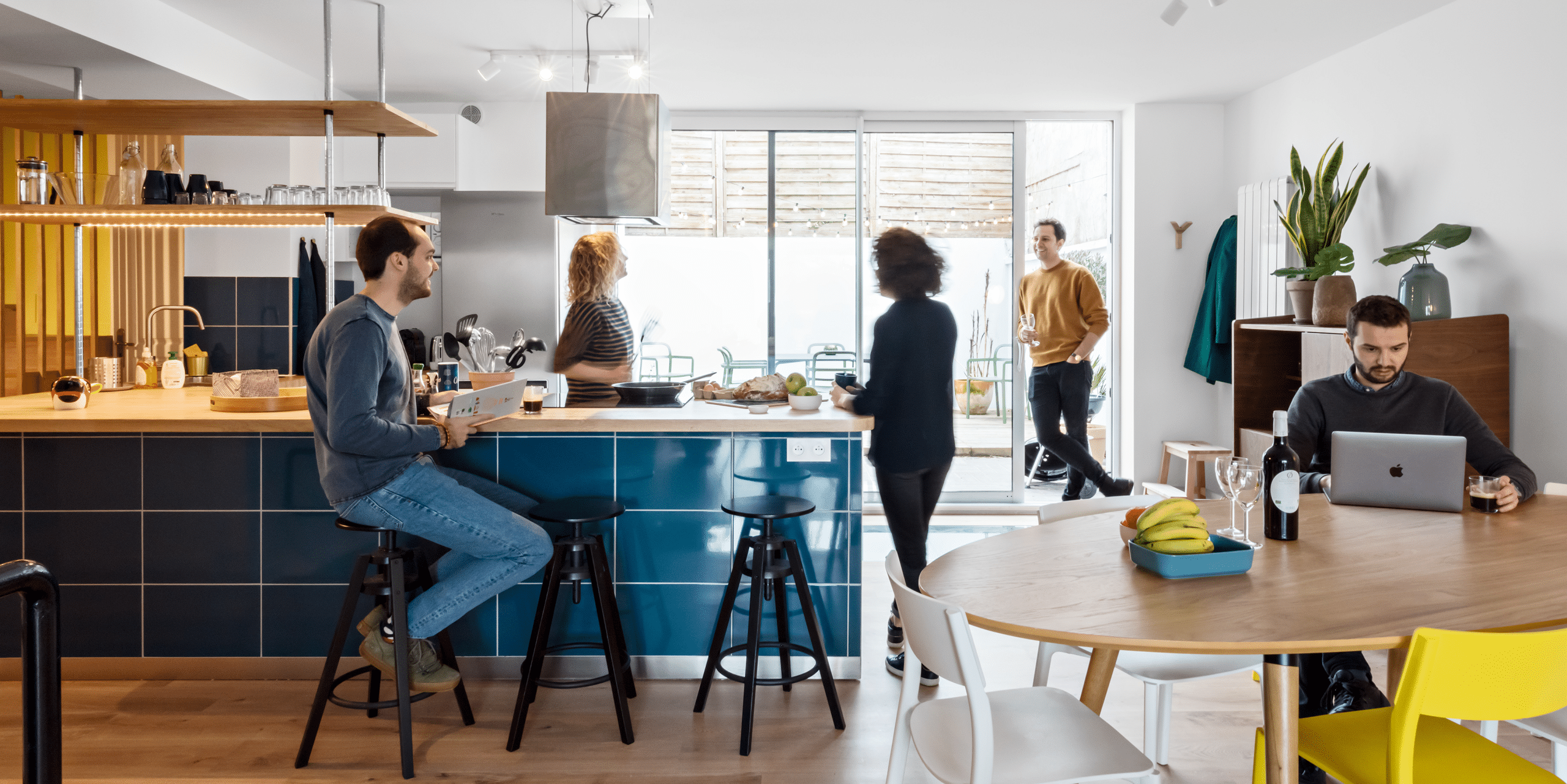 On y voit un espace de coliving dans un intérieur design
