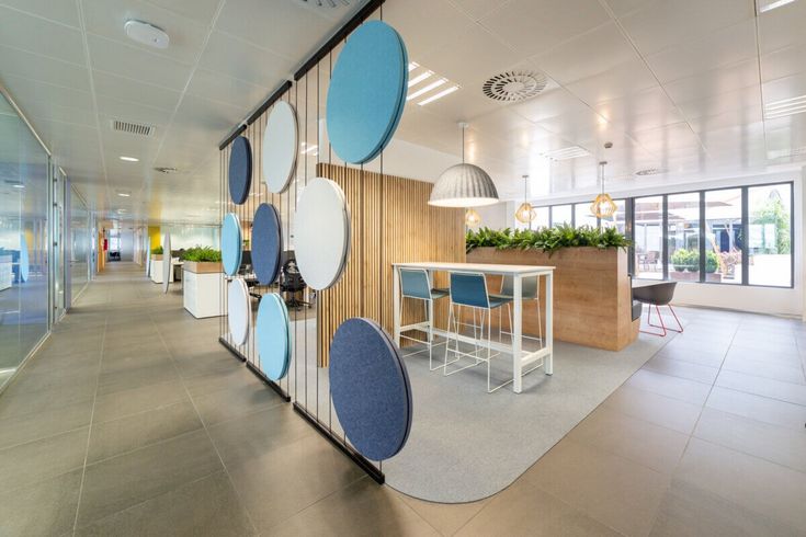 On y voit un intérieur de bureau professionnel avec des solutions acoustiques