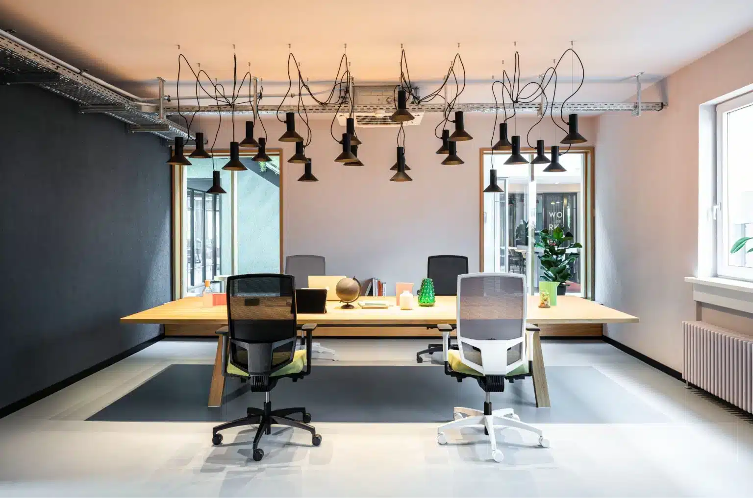 On y voit un aménagement d'espace professionnel dans un intérieur professionnel