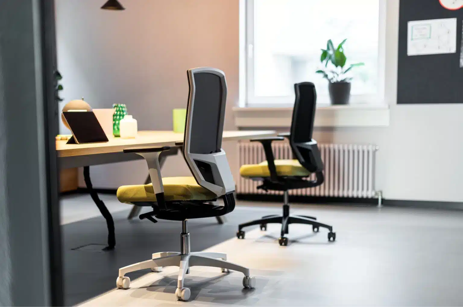 On y voit un aménagement d'espace professionnel dans un intérieur professionnel