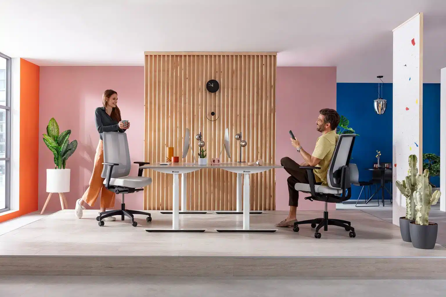 On y voit un aménagement d'espace professionnel dans un intérieur professionnel