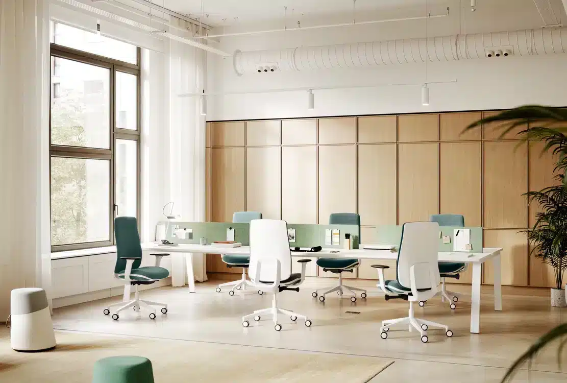 On y voit un aménagement d'espace professionnel dans un intérieur professionnel