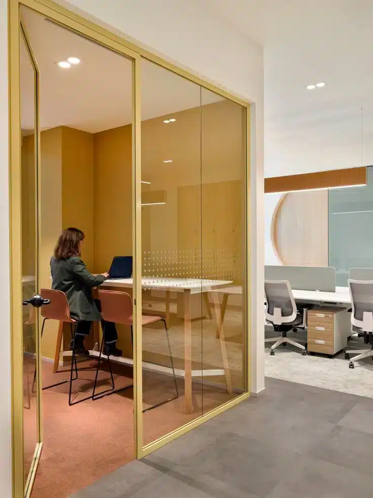 On y voit un aménagement d'espace professionnel dans un intérieur professionnel