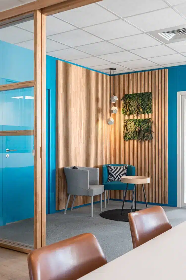 On y voit un aménagement d'espace professionnel dans un intérieur professionnel