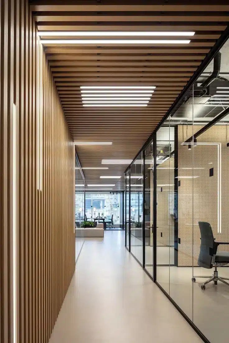 On y voit un aménagement d'espace professionnel dans un intérieur professionnel