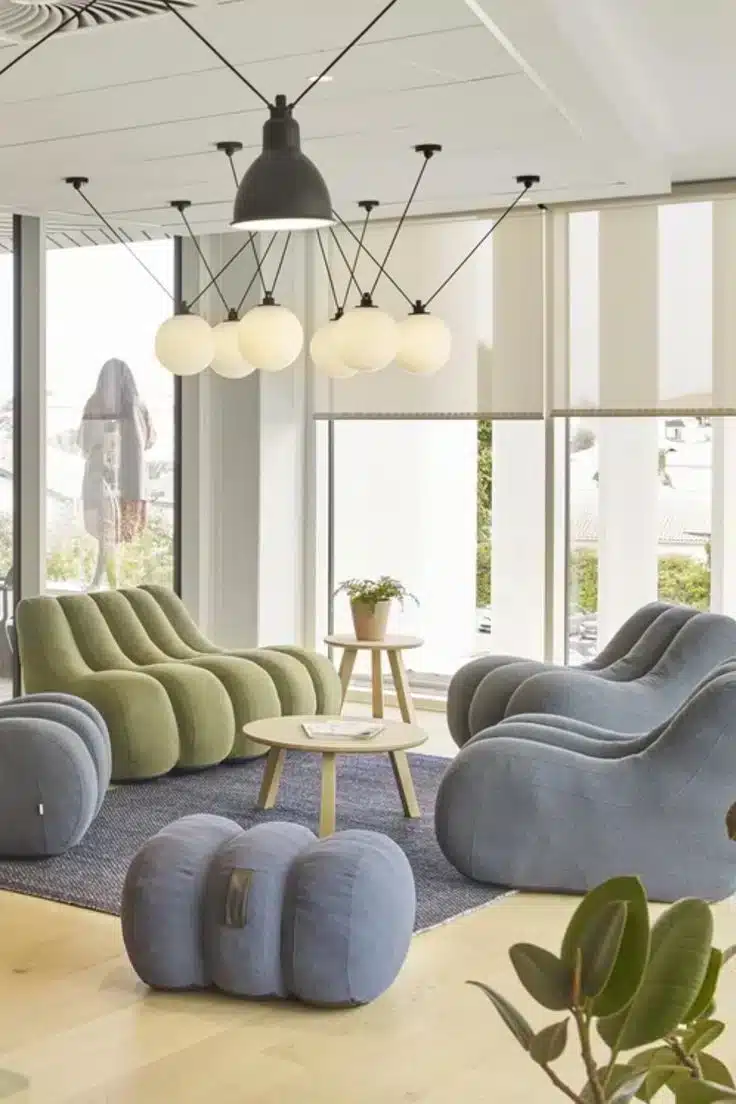 On y voit un aménagement d'espace professionnel dans un intérieur professionnel