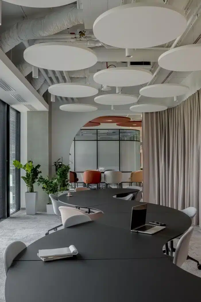 On y voit un aménagement d'espace professionnel dans un intérieur professionnel