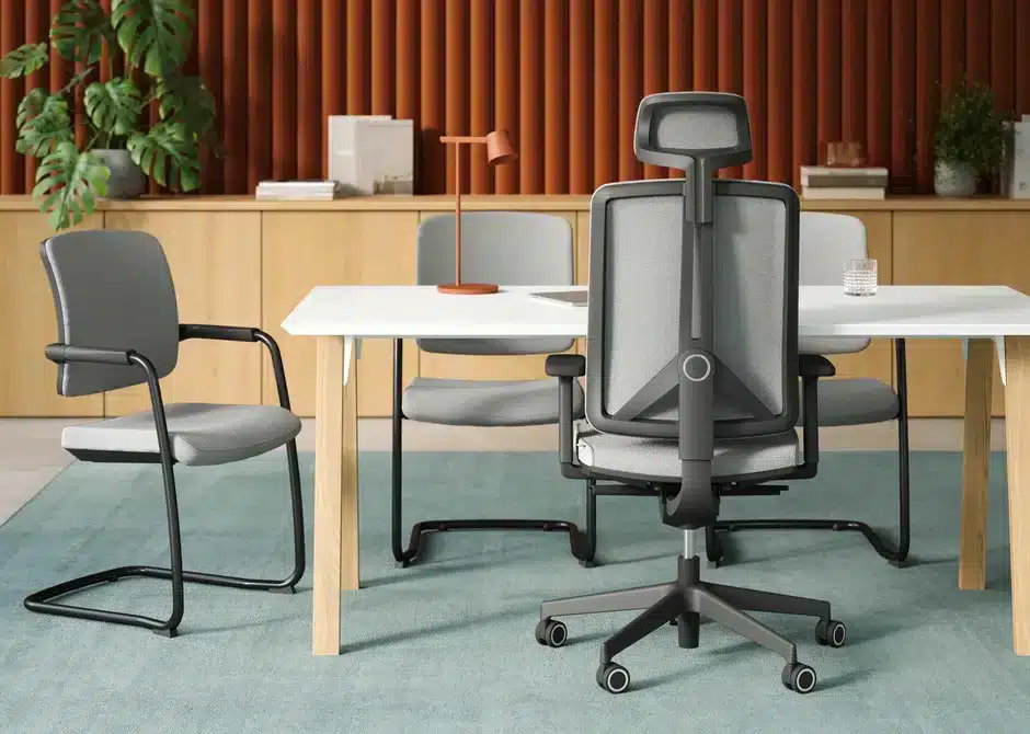 On y voit un fauteuil, un bureau dans un intérieur professionnel