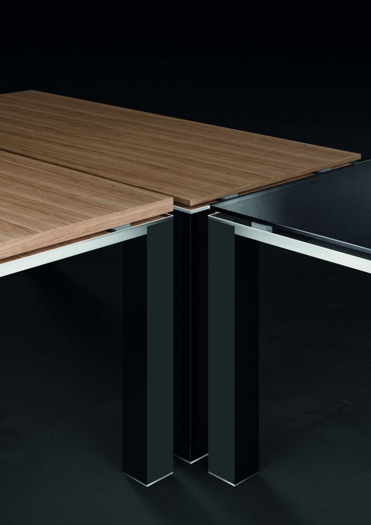 On y voit le bureau de direction design avec des finitions design