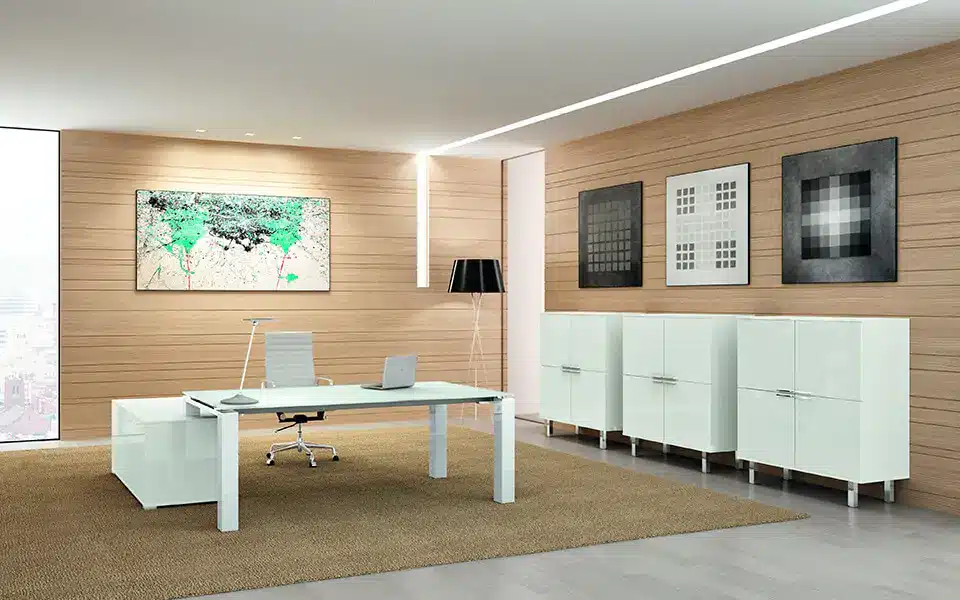 On y voit un bureau de direction design blanc dans un intérieur professionnel