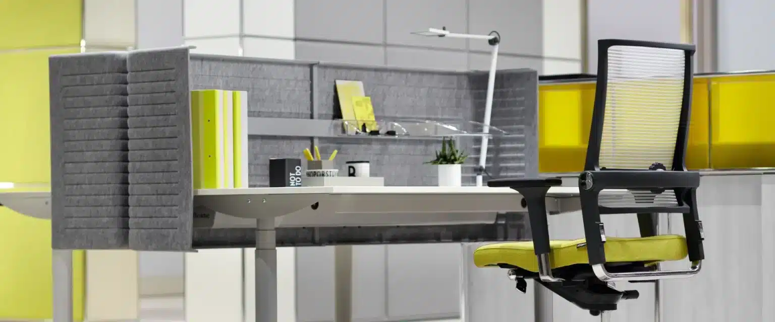 On y voit un fauteuil, un bureau dans un intérieur professionnel