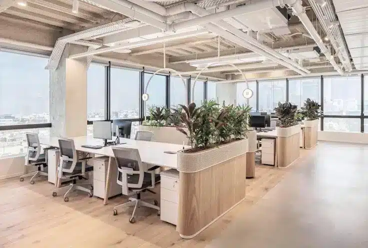 On y voit un fauteuil, un bureau dans un intérieur professionnel