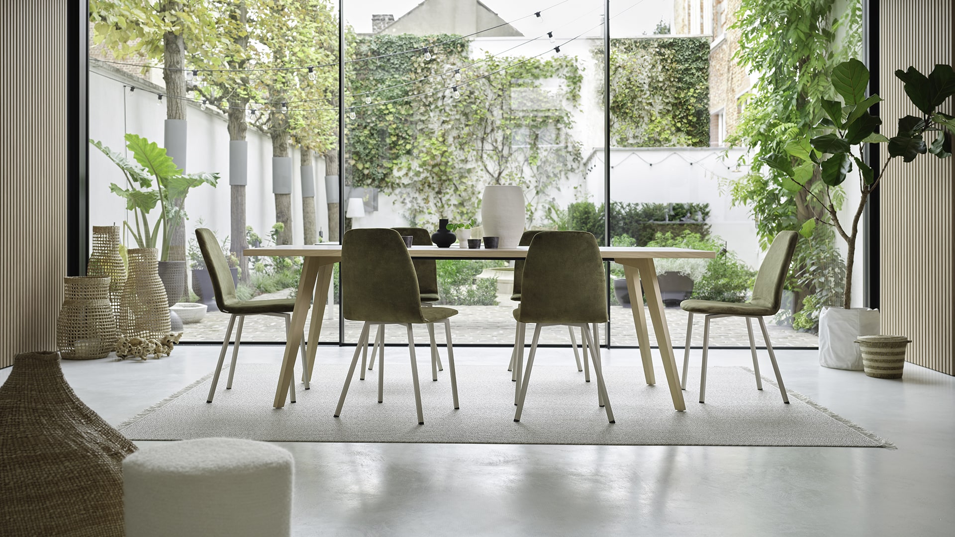 On y voit une chaise design dans un intérieur professionnel