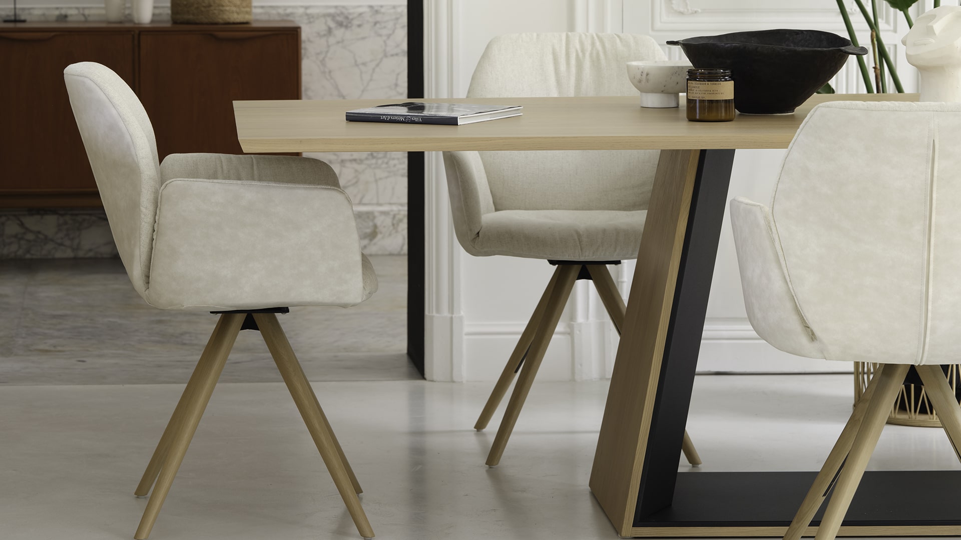 On y voit une chaise design dans un intérieur professionnel