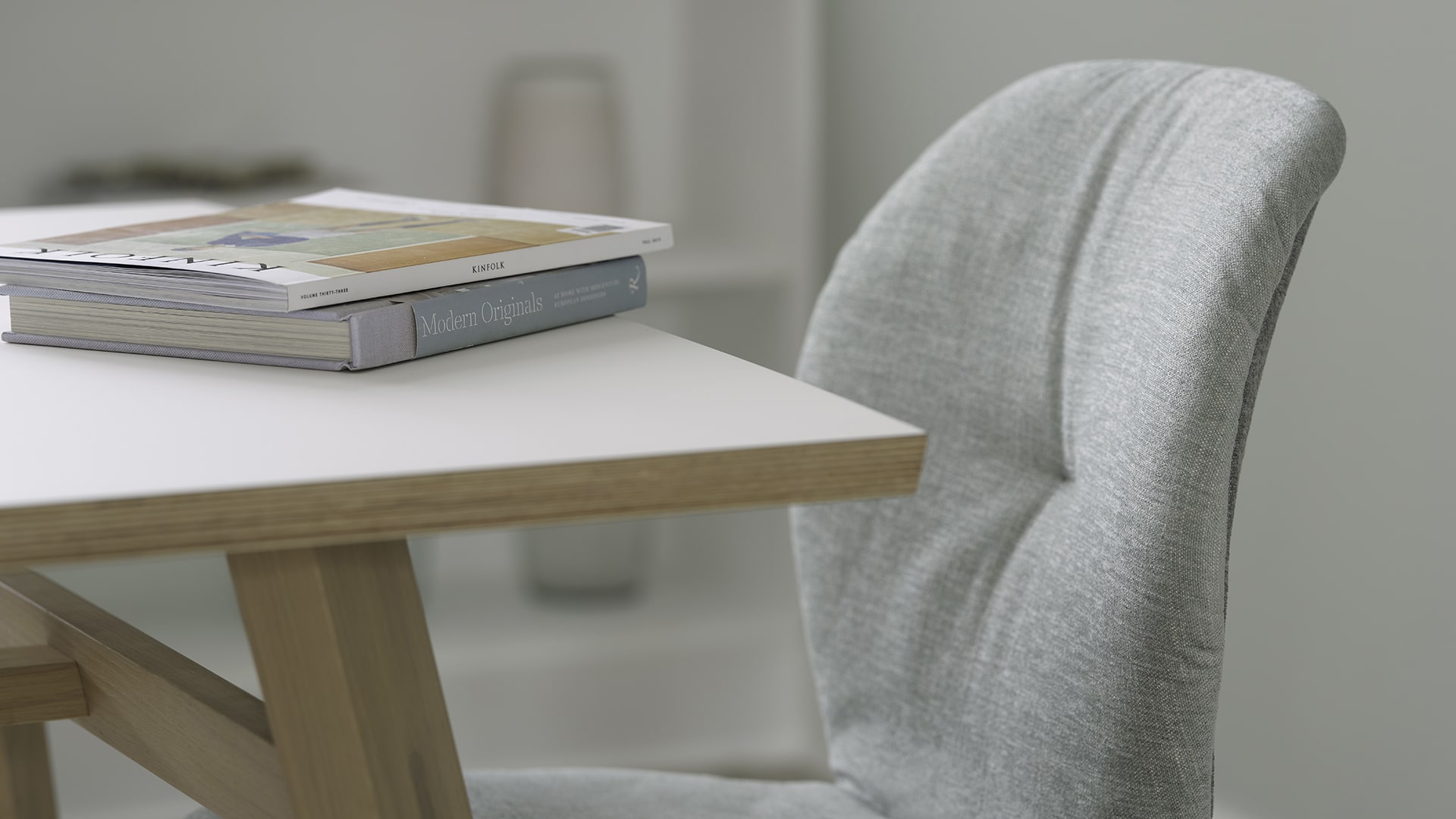 On y voit une chaise design dans un intérieur professionnel