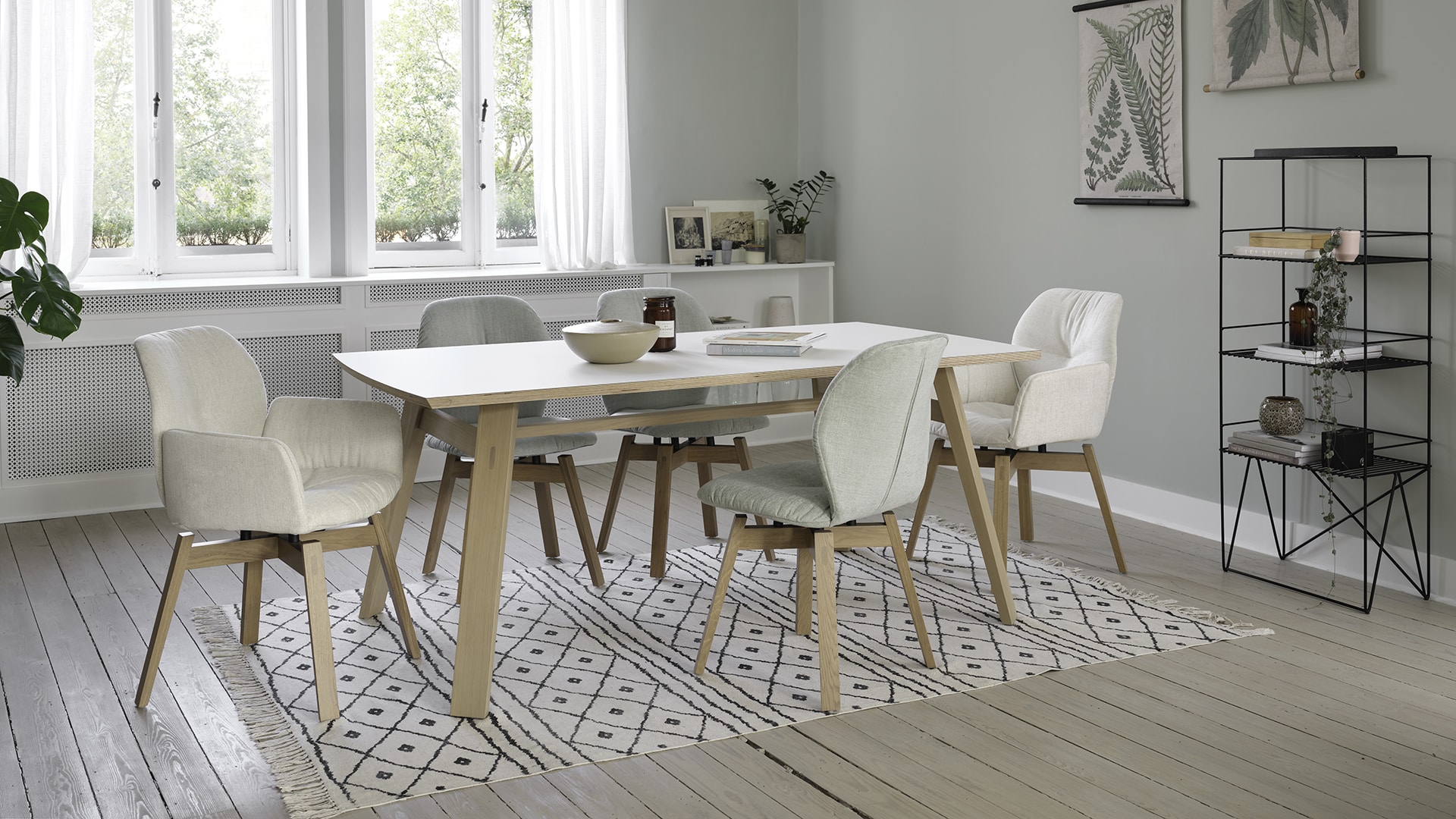 On y voit une chaise design dans un intérieur professionnel