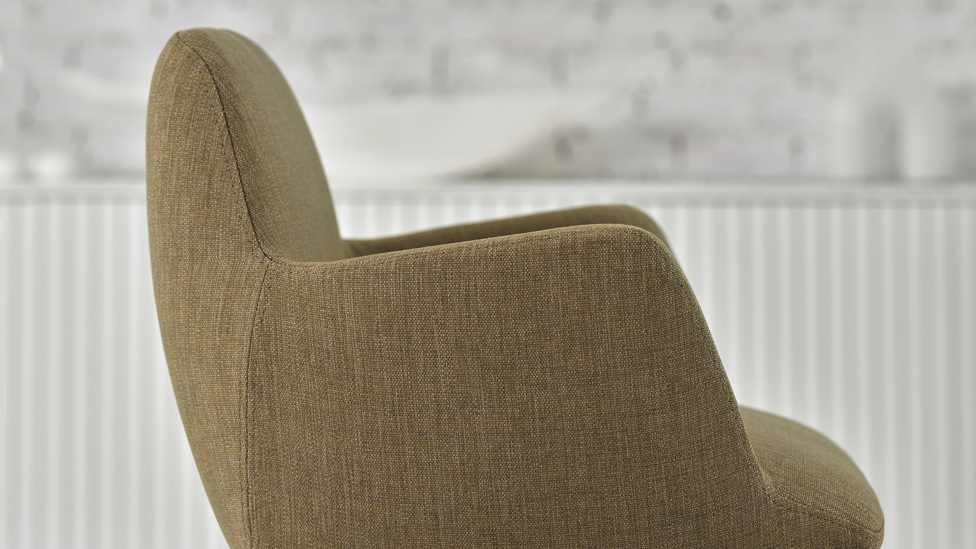 On y voit une chaise design dans un intérieur professionnel