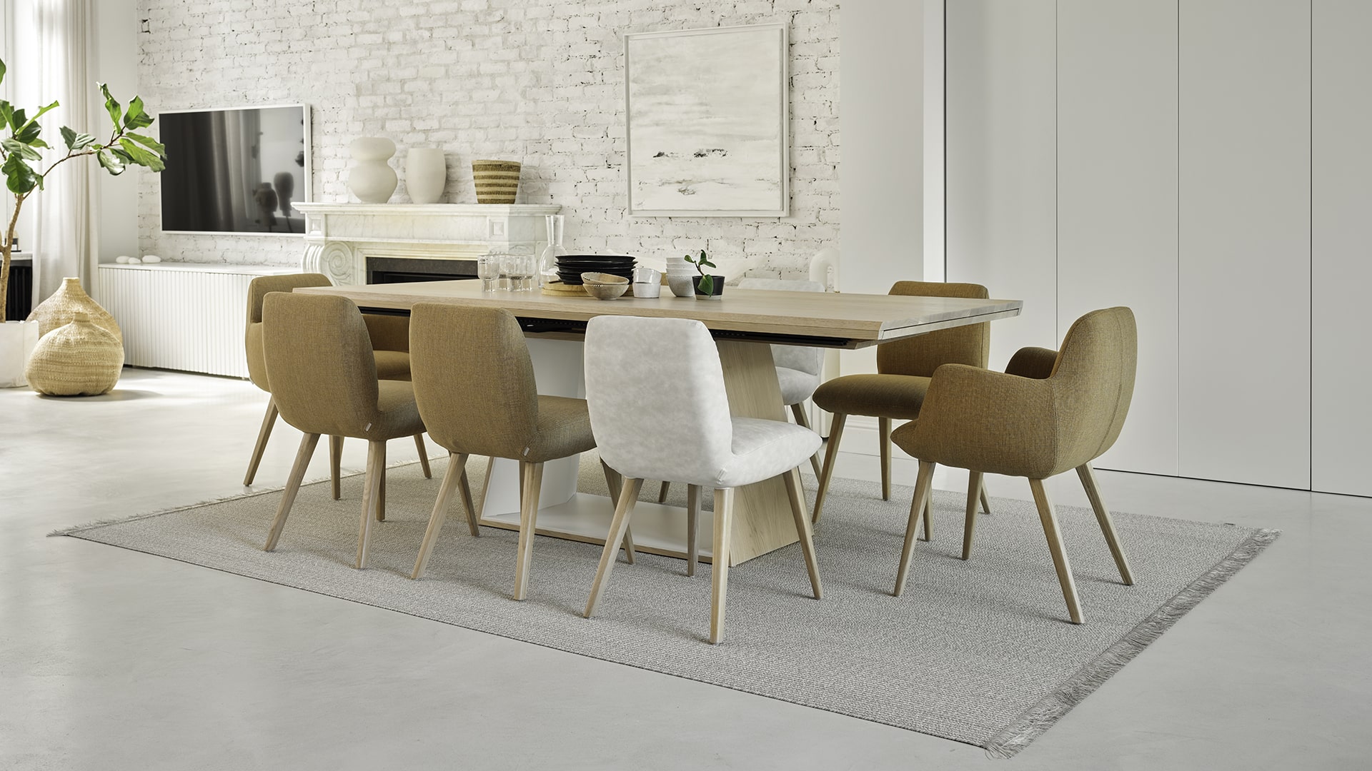 On y voit une chaise design dans un intérieur professionnel