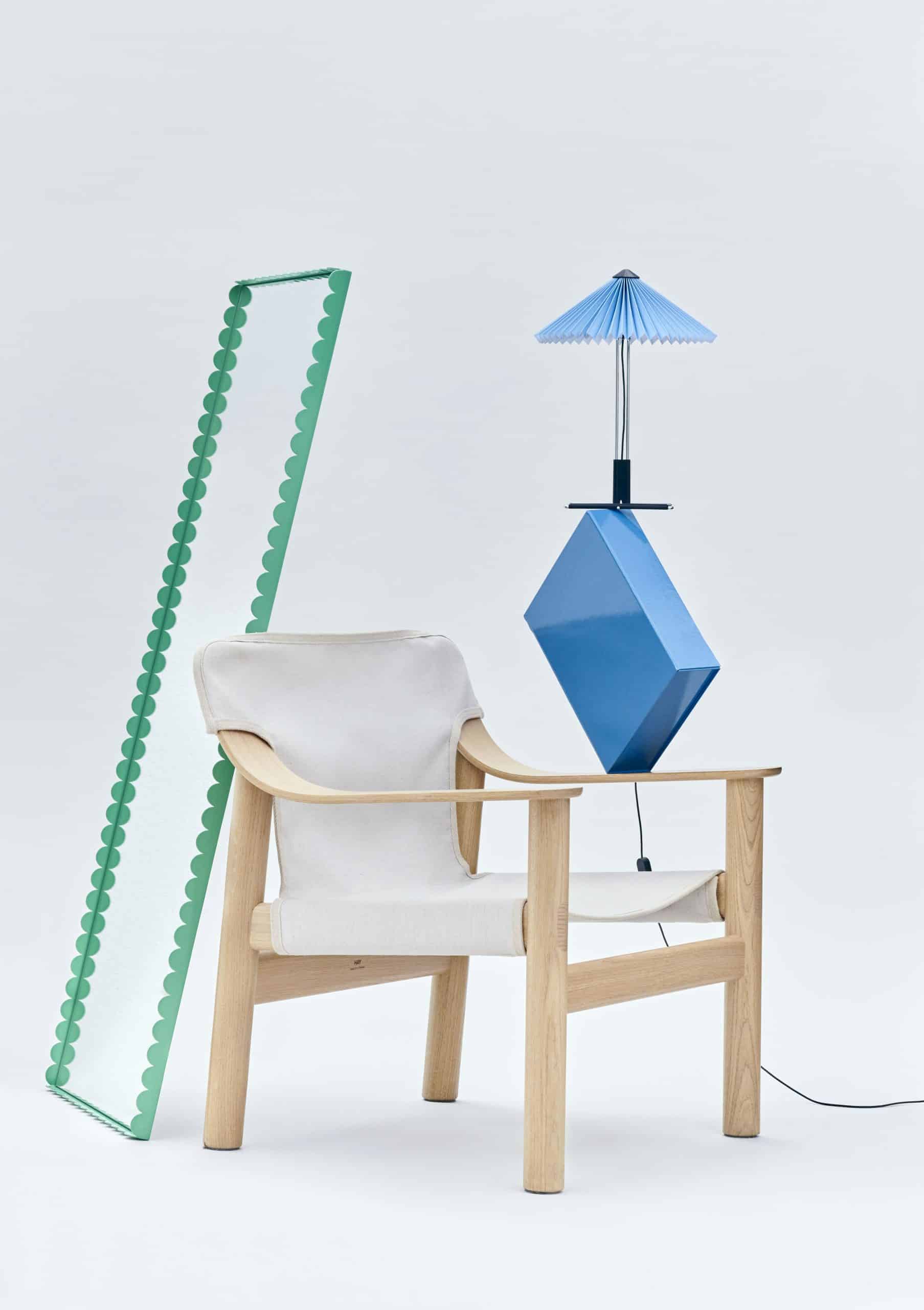 On y voit un fauteuil lounge dans un intérieur professionnel