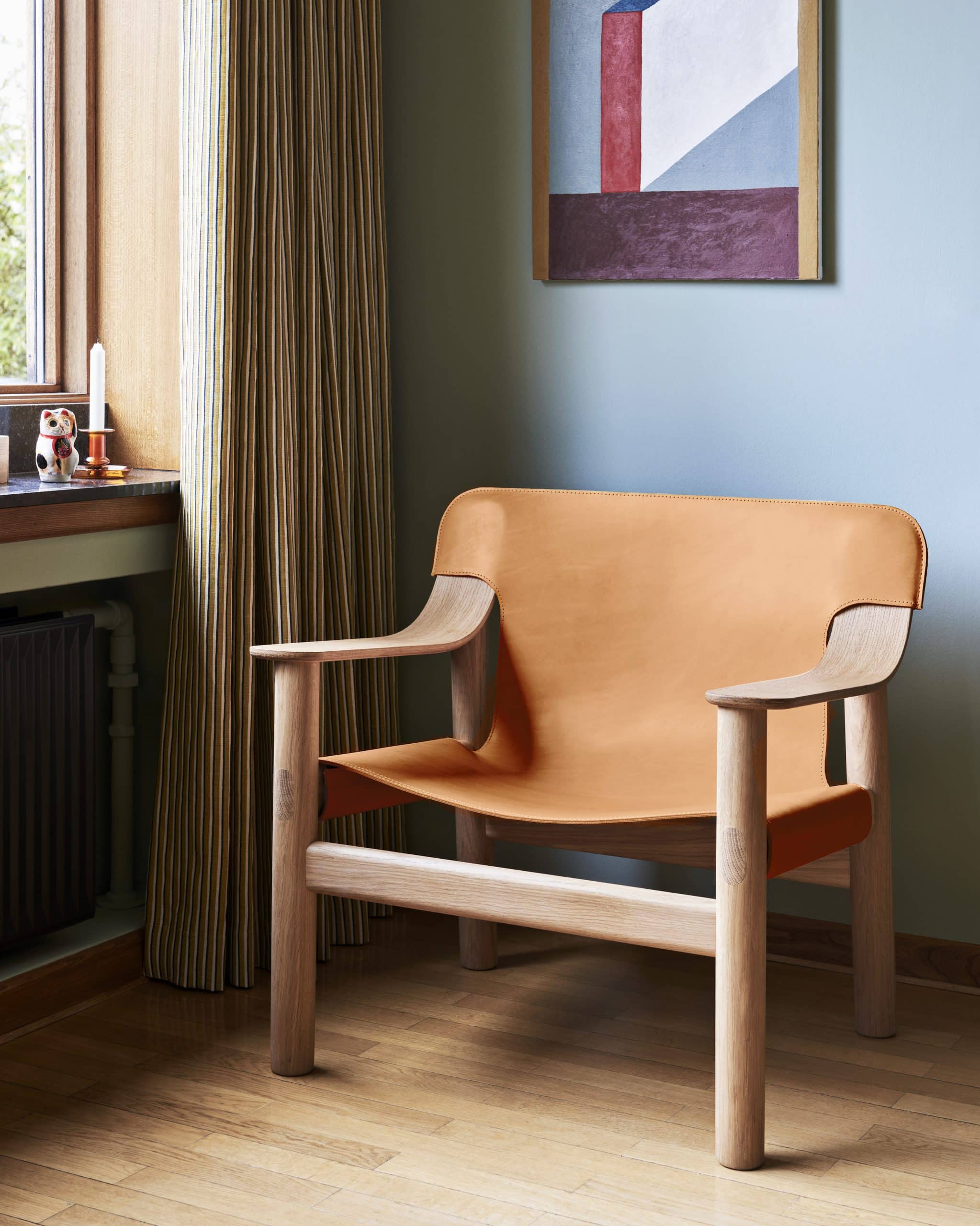 On y voit un fauteuil lounge dans un intérieur professionnel