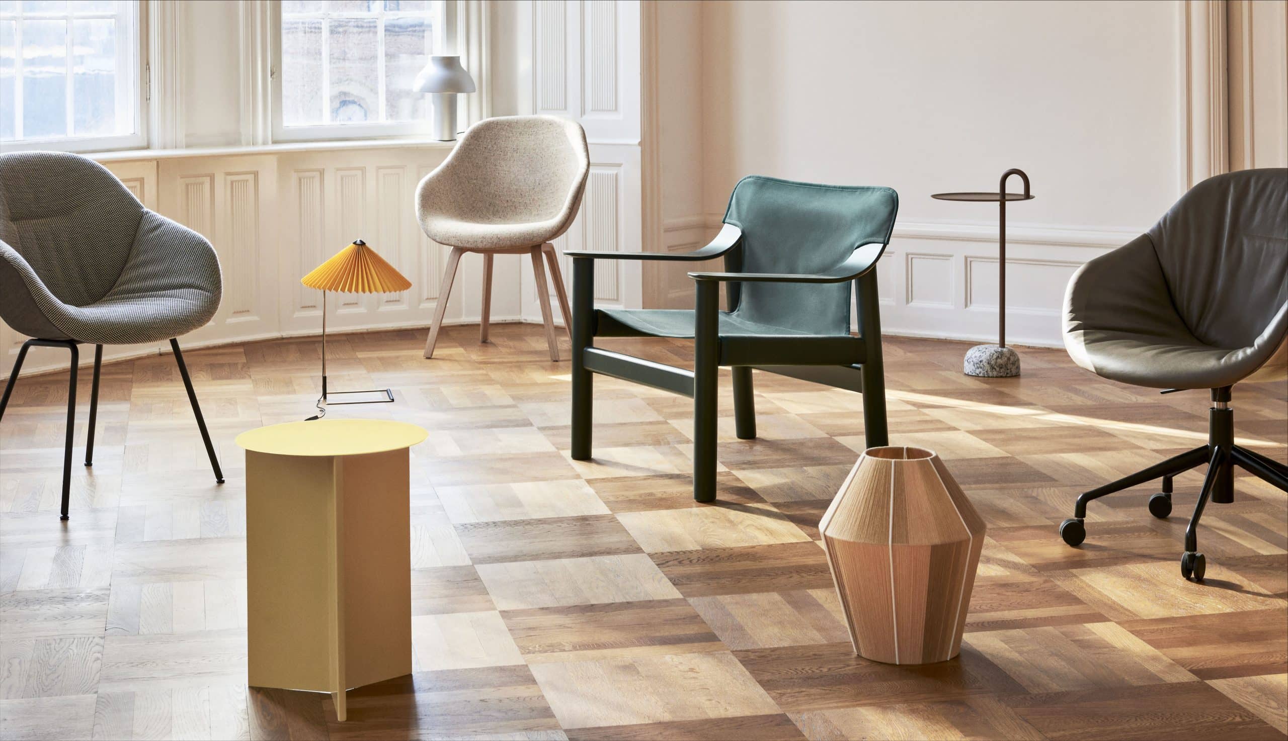 On y voit un fauteuil lounge dans un intérieur professionnel