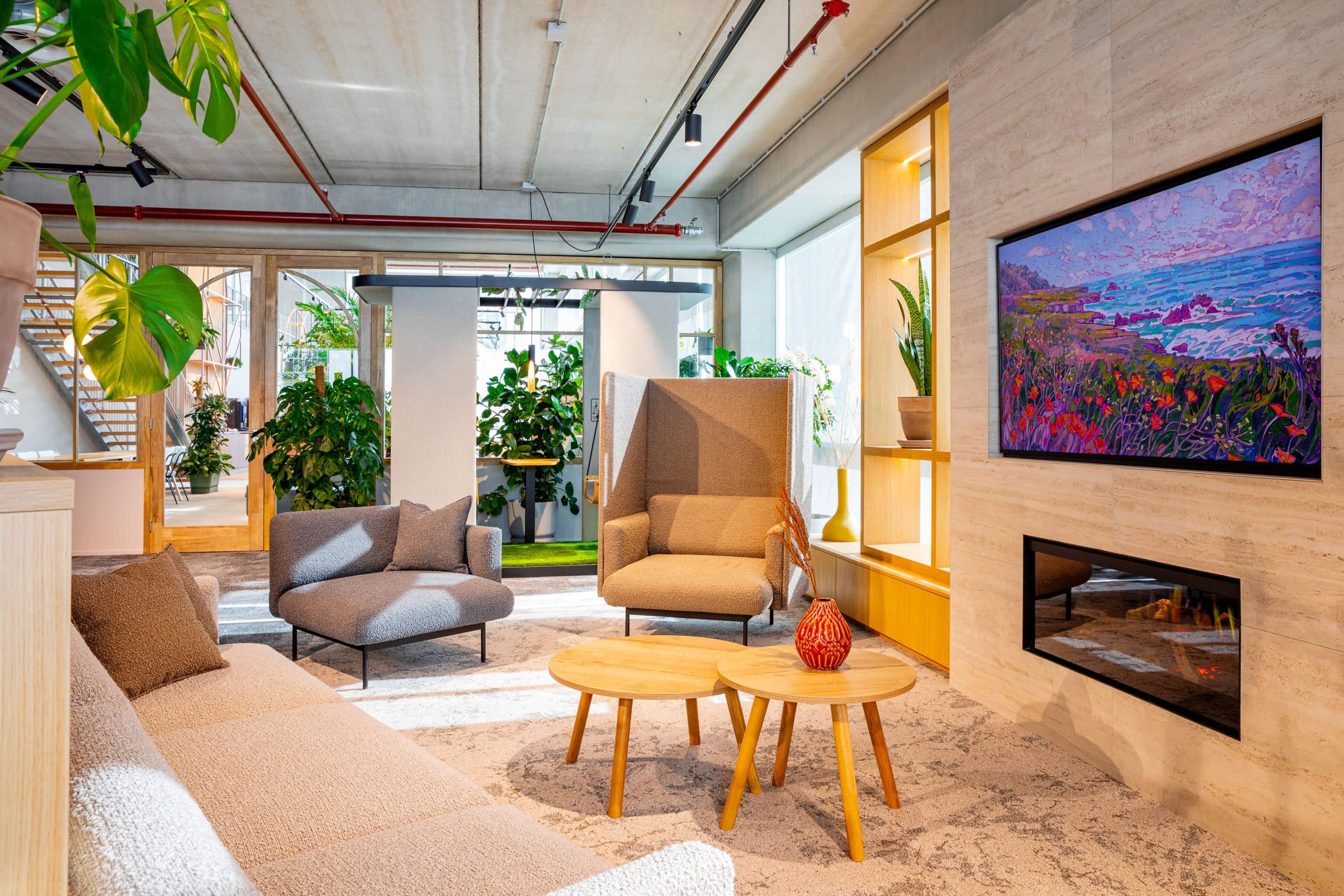 On y voit un canapé acoustique orange