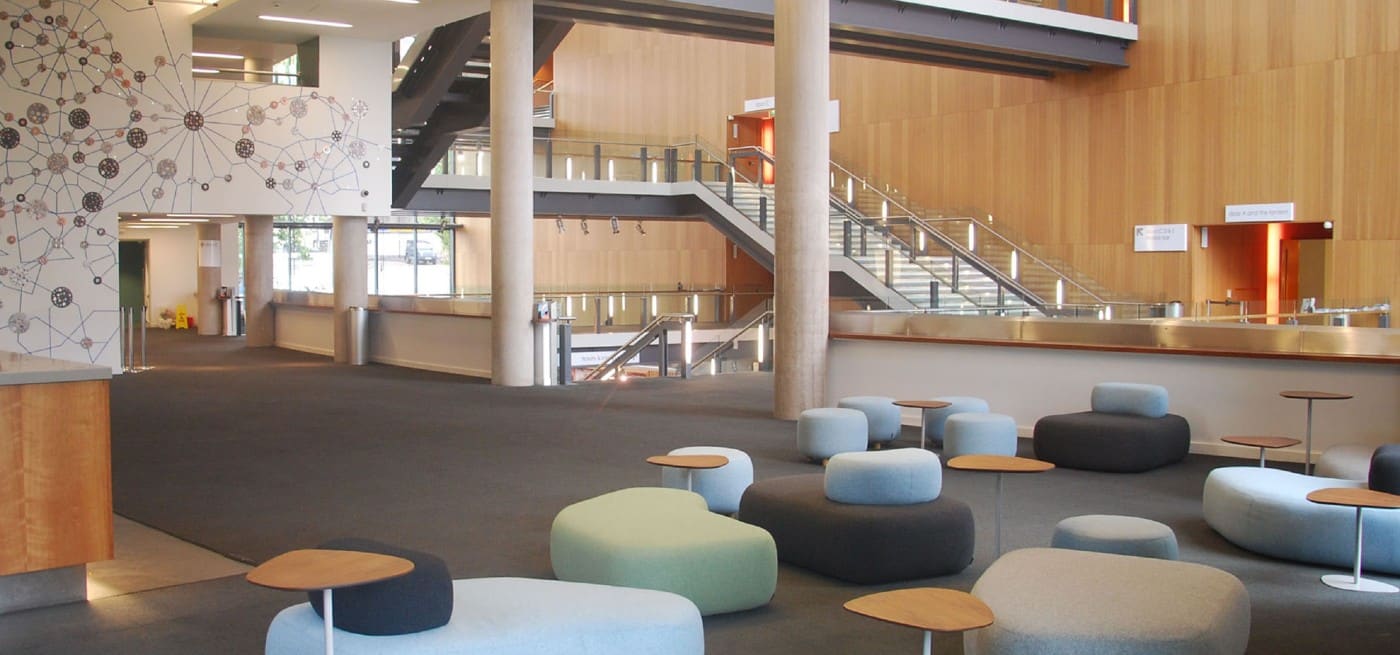 On y voit une banquette modulable design dans un intérieur professionnel