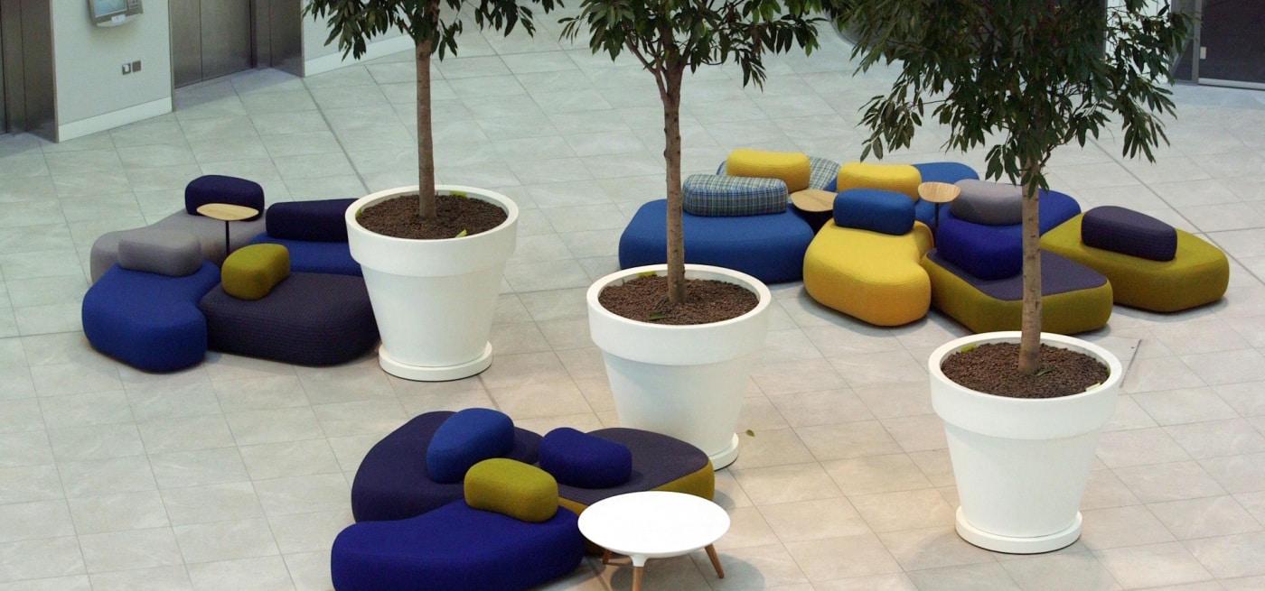 On y voit une banquette modulable design dans un intérieur professionnel