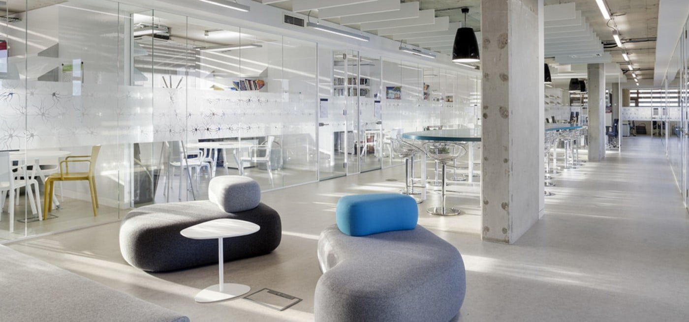 On y voit une banquette modulable design dans un intérieur professionnel