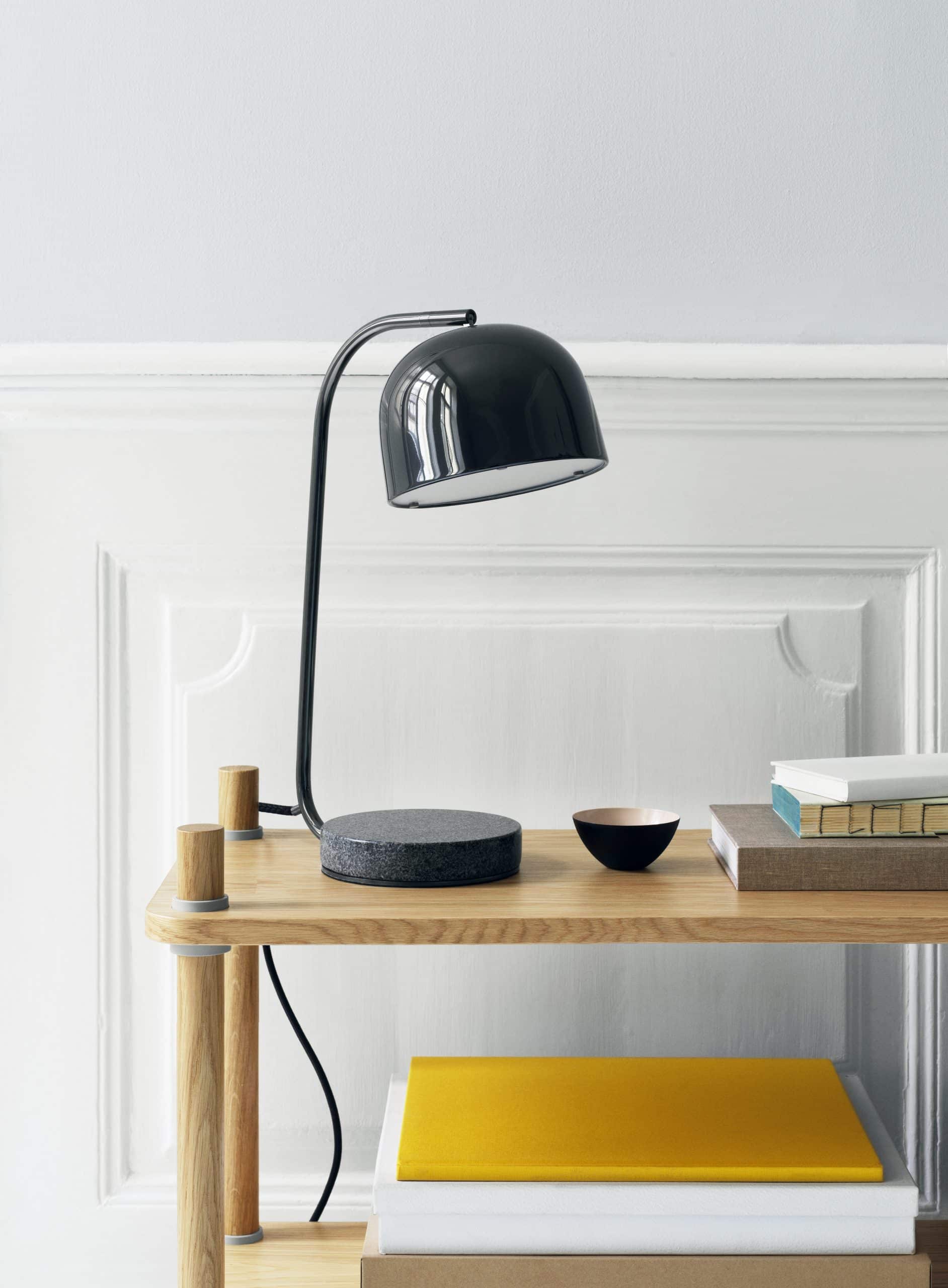 On y voit une étagère design portant 4 bols