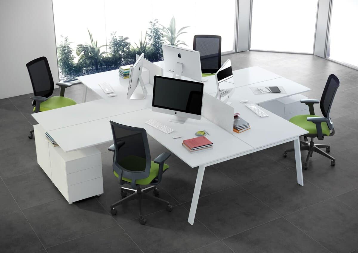 On y voit un fauteuil de bureau opérateur design dans un intérieur professionnel