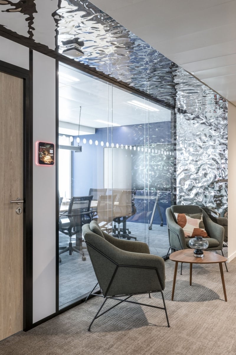 On y voit un espace d'accueil professionnel en hiver