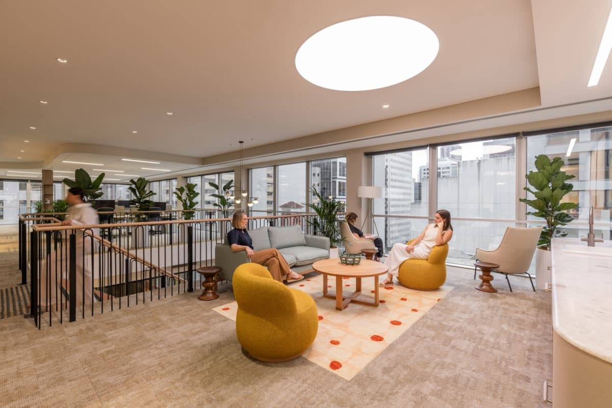 On y voit un espace d'accueil professionnel en hiver