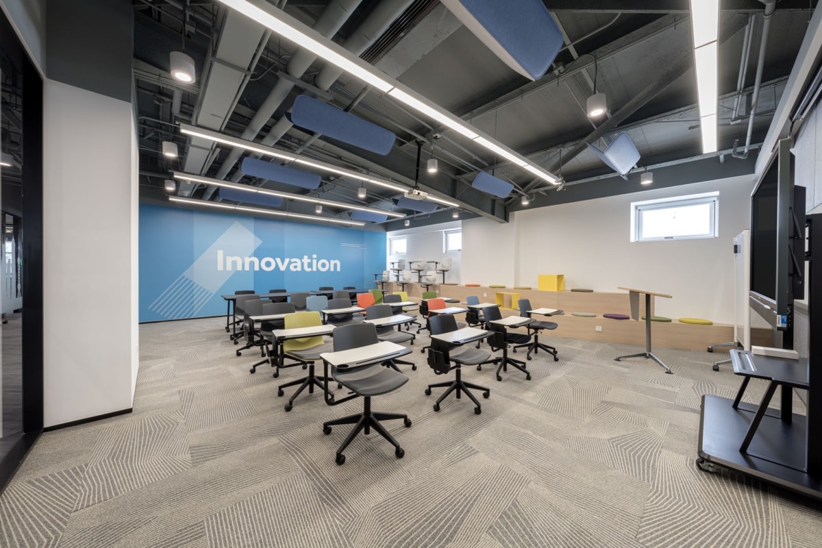 On y voit un intérieur d'établissement scolaire ou on y voit une salle de classe