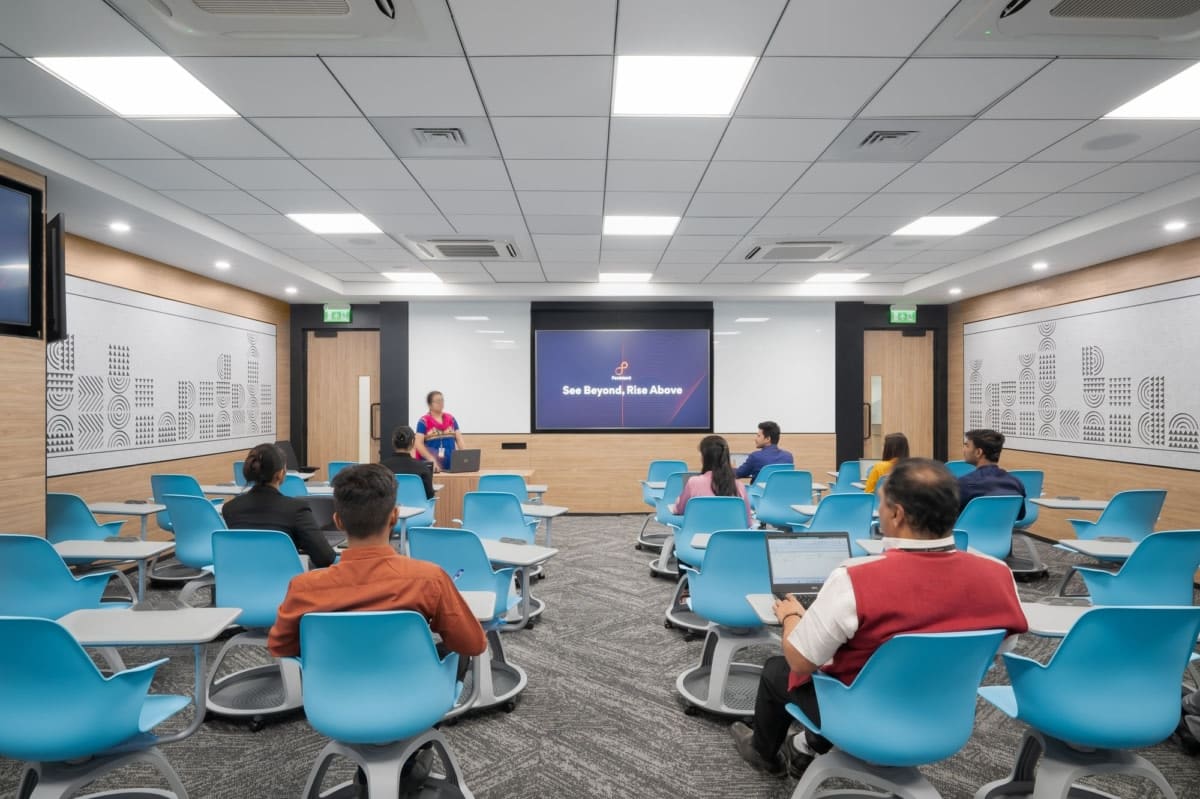 On y voit un intérieur d'établissement scolaire ou on y voit une salle de classe