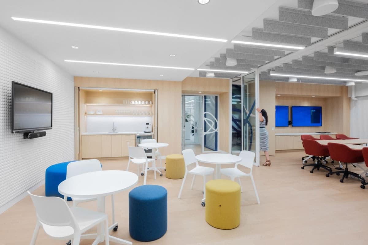 On y voit un intérieur d'établissement scolaire ou on y voit une salle de classe