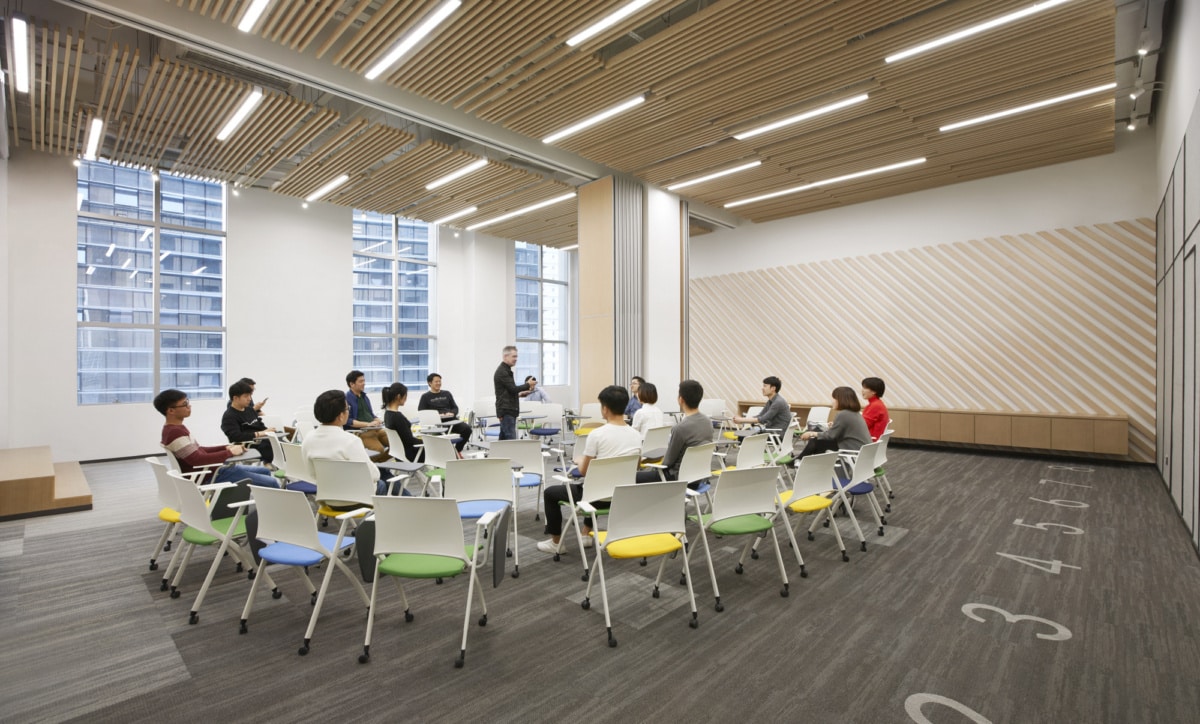 On y voit un intérieur d'établissement scolaire ou on y voit une salle de classe