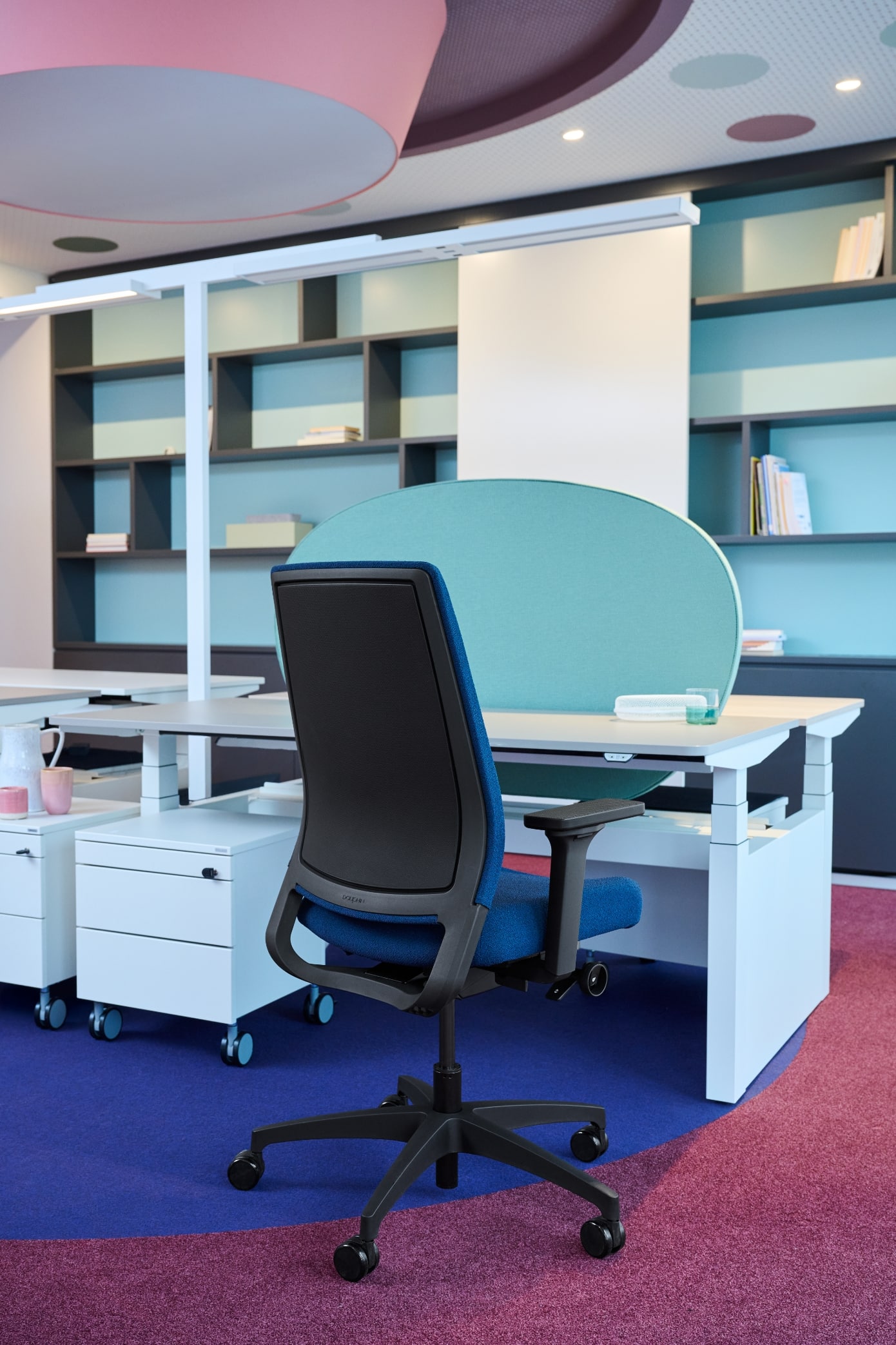 On y voit un aménagement inclusif dans un intérieur professionnel