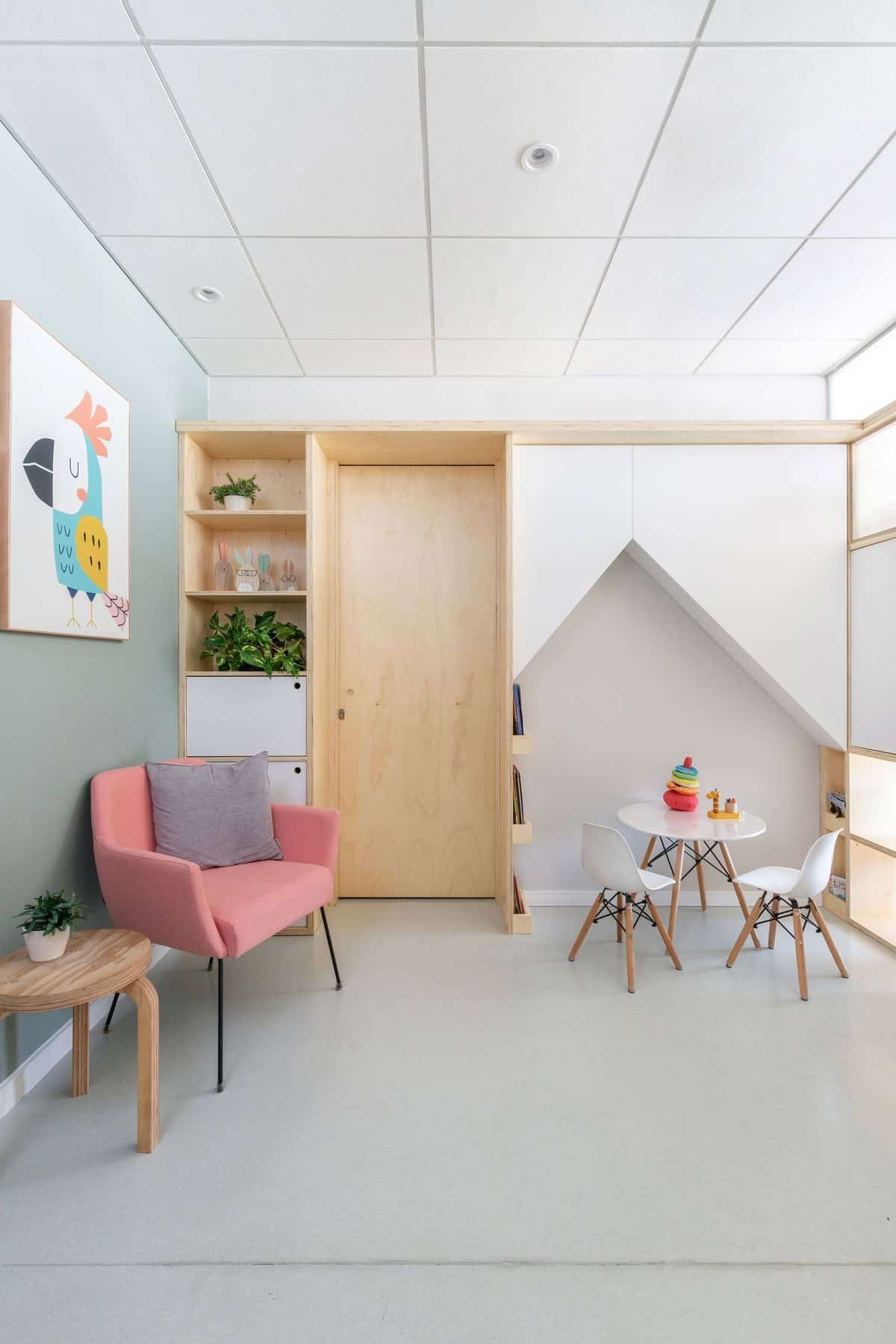 On y voit un intérieur professionnel pour un cabinet d'orthophonistes design