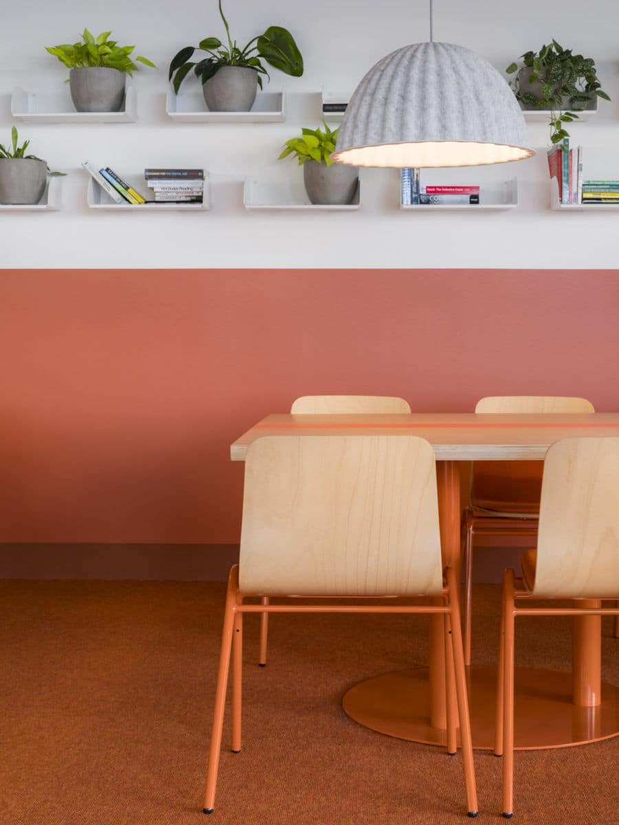 On y voit un intérieur professionnel pour un cabinet d'orthophonistes design